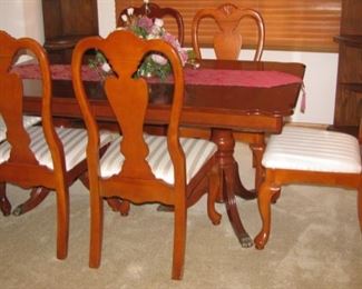 Dining table/6 chairs/1 leaf