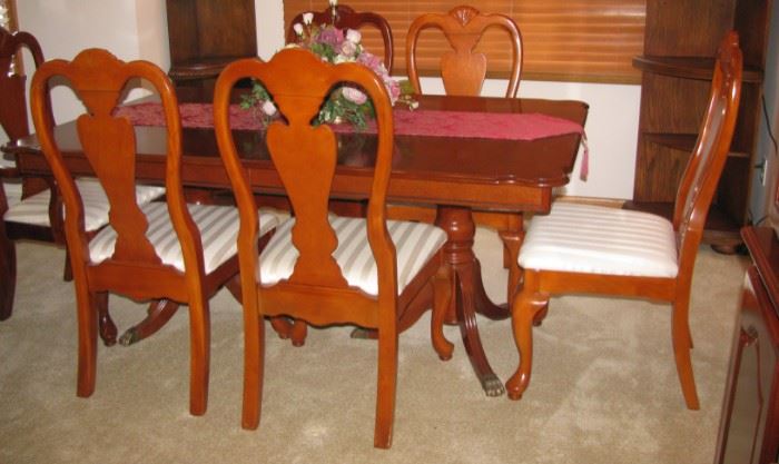 Dining table/6 chairs/1 leaf