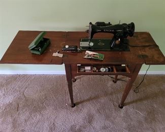 Antique singer sewing machine; functional; collapsible with folding, concealing top