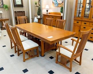 Beautiful hi-end dining table, 6 chairs, and two leaves.