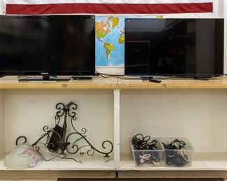 Samsung 40" LCD  &  Sharp 40" smart TV's.  The large light on the bottom left is very nice.