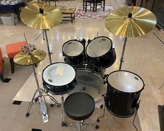 5 piece Pearl Forum series drum kit - like new - very nice!
