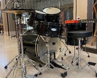 5 piece Pearl Forum series drum kit - like new - very nice!