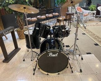 5 piece Pearl Forum series drum kit - like new - very nice!