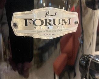 5 piece Pearl Forum series drum kit - like new - very nice!
