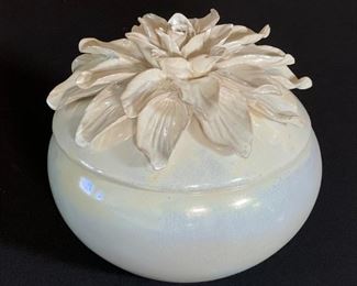 Flower Top Ceramic Lidded Trinket Dish	6.5 x 7in Diameter	
