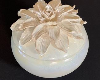 Flower Top Ceramic Lidded Trinket Dish	6.5 x 7in Diameter	
