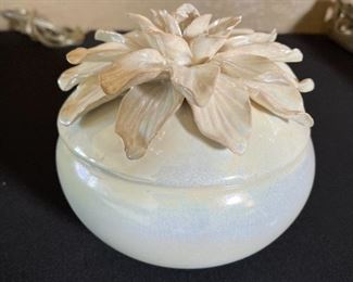 Flower Top Ceramic Lidded Trinket Dish	6.5 x 7in Diameter	
