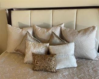 King Size Bedding & Pillows 	King size	
