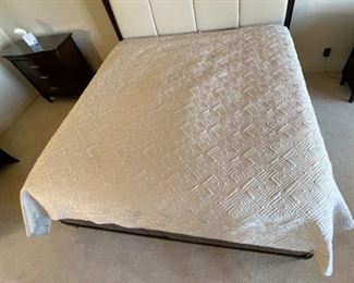 King Size Bedding & Pillows 	King size	
