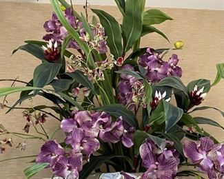 Huge Modern Floral Display	Pot is approximately 20 x20in	
