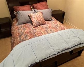 Queen Bed Set sheets, pillows and comforter set	Queen size	
