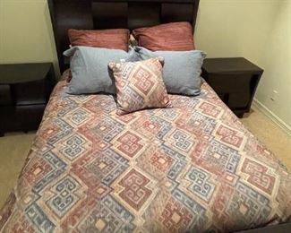 Queen Bed Set sheets, pillows and comforter set	Queen size	
