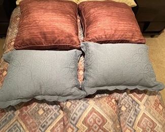 Queen Bed Set sheets, pillows and comforter set	Queen size	
