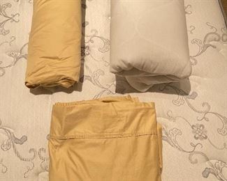 Queen Bed Set sheets, pillows and comforter set	Queen size	
