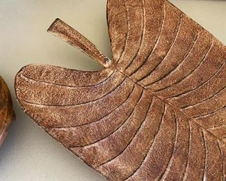 Metal Palm leaf bowl Decor	27.5x13.5	
