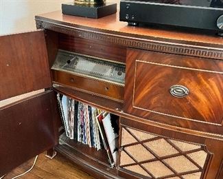 1947 Westinghouse record player with cabinet and built in speaker. Also has storage for your vinyl collection