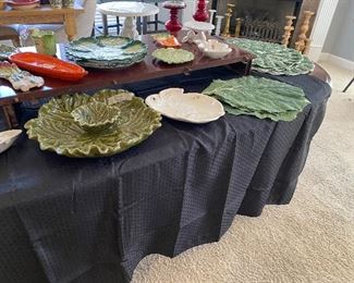 Dining table (0 chairs) with 2 leaves with more decor & glassware