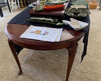 Dining table - no chairs - 2 leaves