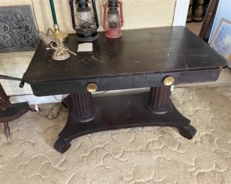 Pedestal mahogany table