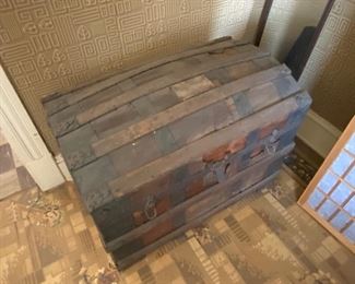 Domed steamer trunk