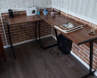 Compact L-desk