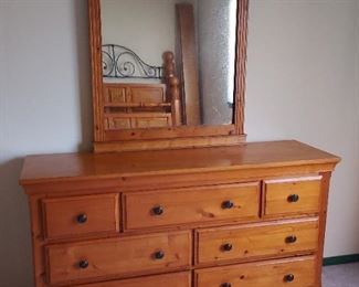 Dresser, Pine 3pc queen bedroom set (no mattress/Box springs)