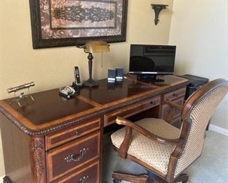 Extra nice desk and office chair
