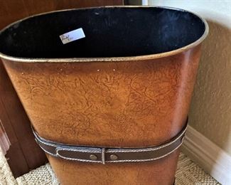 Leather-looking waste basket