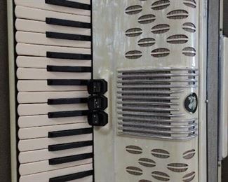 VINTAGE SOPRANI ACCORDIAN & CASE - EXCELLENT CONDITION; ALL KEYS SOUND FINE AND THE BELLOWS ARE INTACT WITH NO AIR LEAKAGE