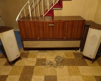 GRUNDIG - MAJESTIC STEREO AM/FM/SW1/SW2/PHONO - PURCHASED NEW WITH 2 MATCHED GRUNDIG SPEAKER IN 1961.  (SEE OTHER PICS)