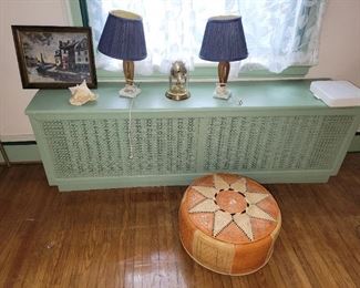 Leather seating, pair of lamps and dome clock