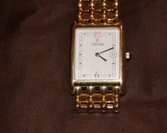 Concord VENETO Men's 18K Yellow Gold Watch 50-46-625
The 35x25mm case houses a quartz movement, while the white dial features index markers.
It comes on an 18kt yellow gold link bracelet.
It weighs 97.8 grams.
Its features include a date indicator