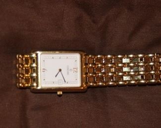 Concord VENETO Men's 18K Yellow Gold Watch 50-46-625
The 35x25mm case houses a quartz movement, while the white dial features index markers.
It comes on an 18kt yellow gold link bracelet.
It weighs 97.8 grams.
Its features include a date indicator