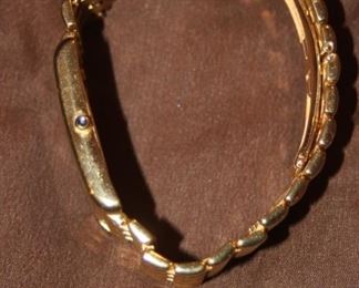 Concord VENETO Men's 18K Yellow Gold Watch 50-46-625
The 35x25mm case houses a quartz movement, while the white dial features index markers.
It comes on an 18kt yellow gold link bracelet.
It weighs 97.8 grams.
Its features include a date indicator