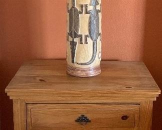 Pine Bedroom Suite: King Bed Frame, 2 Nightstands, Dresser w Mirror, Table Lamps w Lizard Design