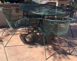 Round Patio Table w 4 Chairs