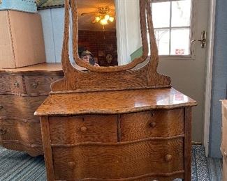 3 drawer oak dresser w/mirror