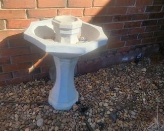 PLASTIC BIRDBATH