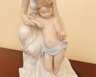 Lladro woman and child sculpture  •  13high