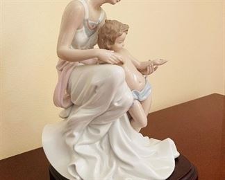 $225 Lladro "Where Love begins" 7649 Mother & Baby figurine