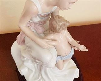 $225 Lladro "Where Love begins" 7649 Mother & Baby figurine
