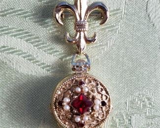 Vintage Photo Holder Pin