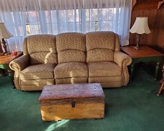 Great trunk, another nice sofa