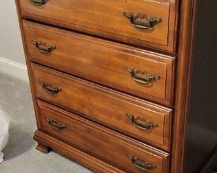 Walnut chest of drawers 