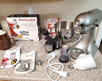 Like new Kitchen Aid mixer set