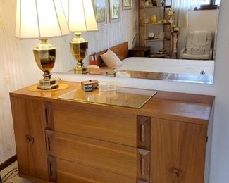 Mid Century Modern Martinsville dresser. 60"w x 32"h x 20"d. 5 piece set