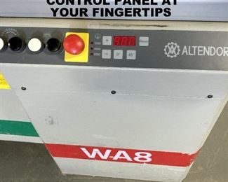 CONTROLS  ARE ALWAYS AT THE OPERATOR'S FINGERTIPS.