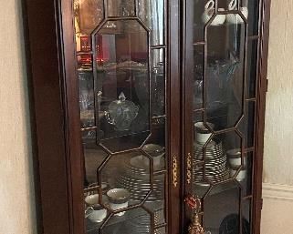 Elegant Corner Curio (2 of 2)