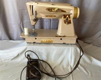 Vintage Singer Sewing Machine
Metal portable Singer Sewing machine, Model 503a, with pedal. 1961 edition